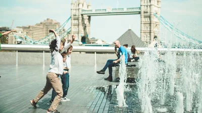 Вчені визначили, в якому віці людина досягає піку щастя