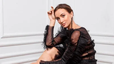 Чувственная Анна Ризатдинова прикрыла голое тело цветами