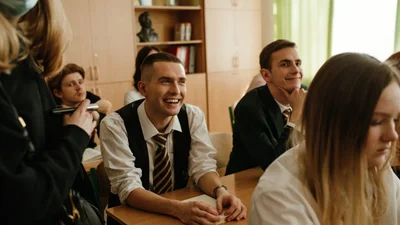 Денис Реконвальд сыграл в "бутылочку" и помолодел на 10 лет в клипе "Первый поцелуй"