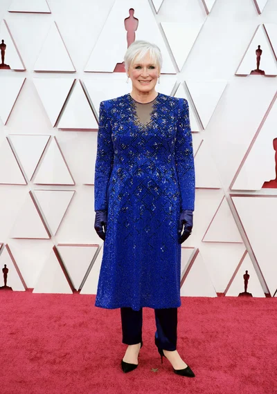 Худшие наряды звезд на церемонии 'Оскар-2021', которые все обсуждают - фото 513017