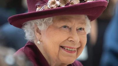 Впервые за долгое время Елизавета II появилась на людях с улыбкой на лице