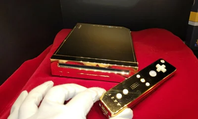 Игровую приставку Елизаветы II, которая полностью покрыта золотом, выставили на продажу - фото 513319