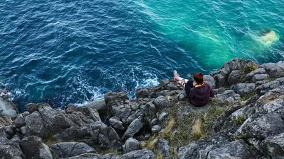 Британец обустроил офис на краю скалы, и его пейзажам завидует весь мир