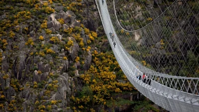 В Португалии появился самый длинный подвесной мост в мире