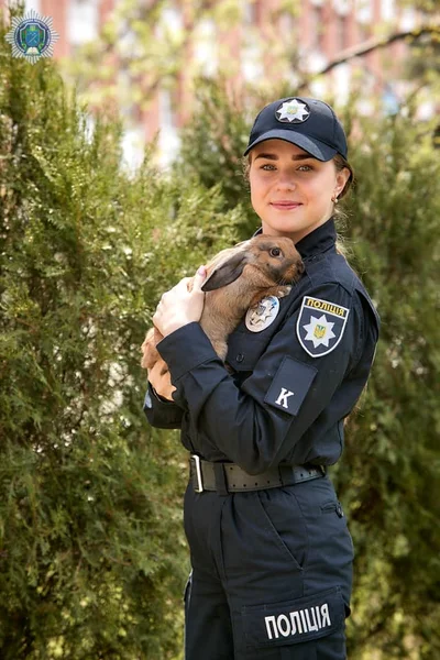 Полицейские Днепра поздравили людей с Пасхой милой фотосессией с кроликом - фото 513573