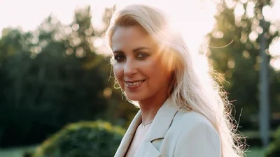 Настоящая дива: Тоня Матвиенко снялась для обложки вместе с двумя дочерьми