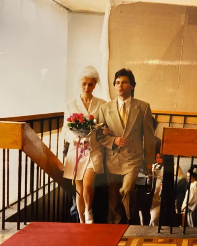 25 лет в браке: Ольга Сумская показала архивные фото со свадьбы, полные любви - фото 514016