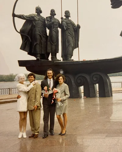 25 лет в браке: Ольга Сумская показала архивные фото со свадьбы, полные любви - фото 514017