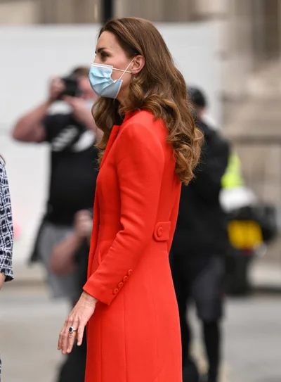 Lady in red: новый по-королевски безупречный образ Кейт Миддлтон - фото 514078
