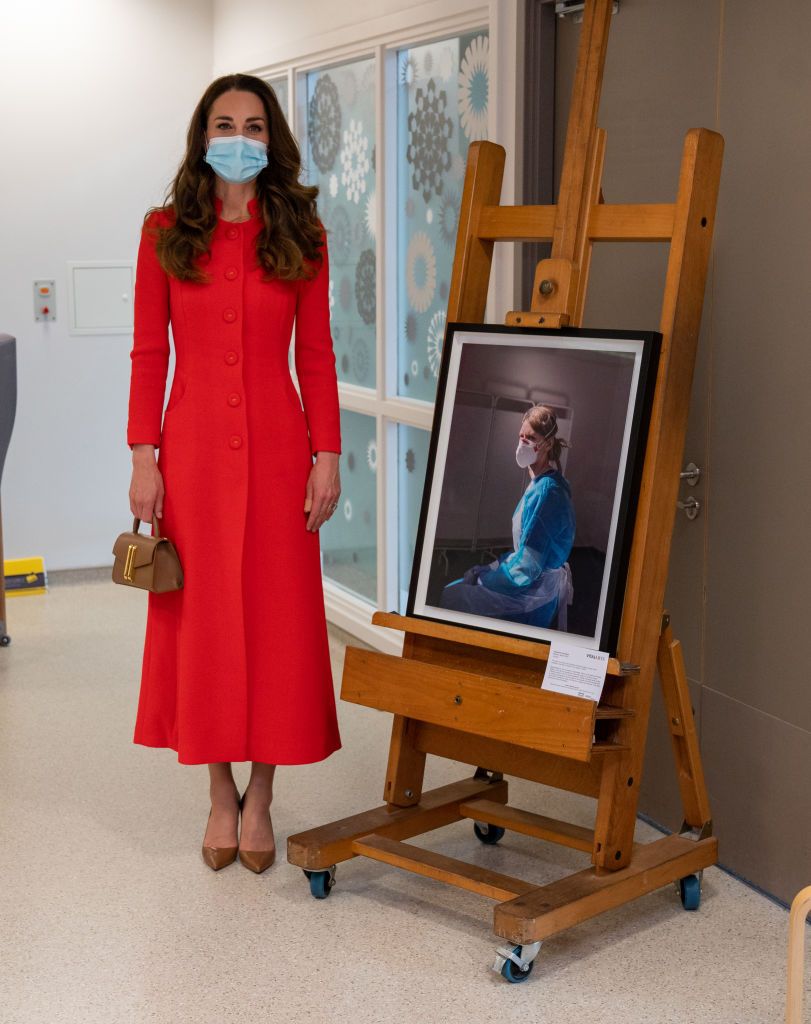 Lady in red: новый по-королевски безупречный образ Кейт Миддлтон - 514079 Lady in red: новый по-королевски безупречный образ Кейт Миддлтон - фото 514079