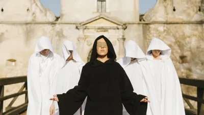 LEBEDI: Alyosha запрем'єрила кліп, знятий у середньовічному замку