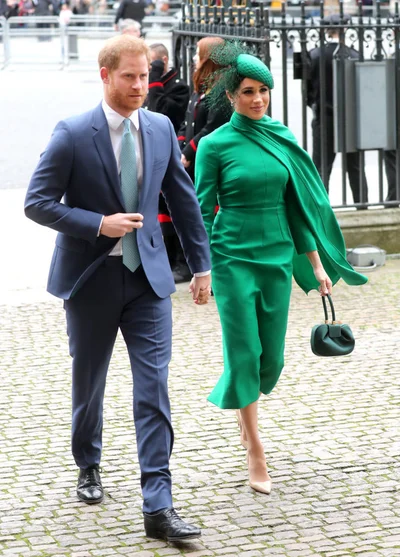 Букингемский дворец заставляет Меган и Гарри отказаться от своих королевских титулов - фото 514722
