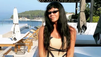 55-летняя скрипачка Ассия Ахат показала роскошную фигуру на Турецком побережье