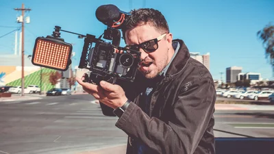 Журналист вел прямой эфир, но всех заинтересовал эпик фейл за его спиной