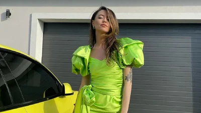 Надя Дорофеева задрала мини-платье и показала всем свои модные трусики