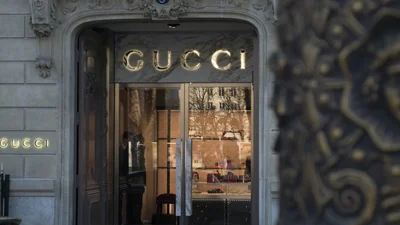 Модель Gucci просиділа у сукні-восьминозі 20 днів — все заради мистецтва