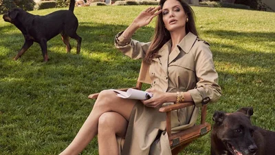 Не рухалася 18 хвилин: Анджеліна Джолі знялася у ризиковій фотосесії з роєм бджіл