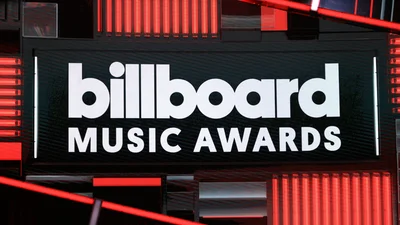 Самые эффектные образы звезд с красной дорожки Billboard Music Awards 2021