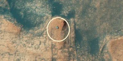 Мощный кадр: ровер Curiosity покоряет марсианскую гору - фото 515427