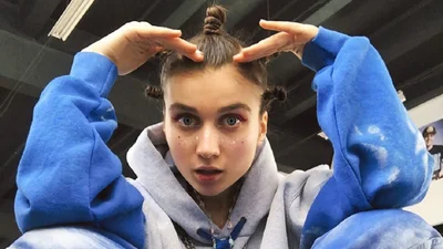 Jerry Heil показалась с очень короткой челкой, и это как телепорт в школьную жизнь