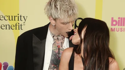 Возлюбленный Меган Фокс поздравил актрису с годовщиной отношений