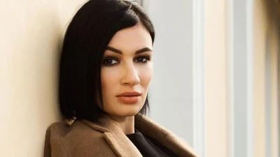 Розкішна матуся: Анастасія Приходько приголомшила "вампіричним" total black образом