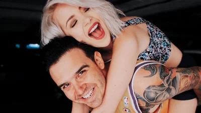 Мика Ньютон показала архивные кадры с мужем в честь 7 годовщины свадьбы