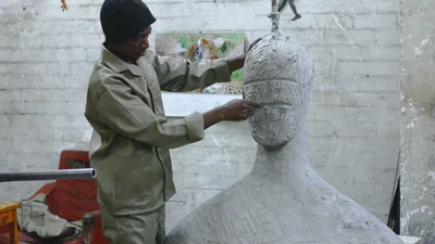 Говорит, что невидимая: итальянцу удалось продать несуществующую скульптуру
