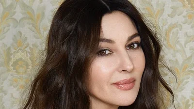 Моника Беллуччи тронула ранее неопубликованными фото с дочерьми