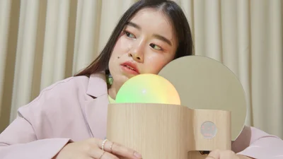 Дизайнеры создали лампу, которая светится цветами эмоций человека