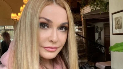 Ольга Сумська показала архівне фото, на якому оголена тримає старшу донечку