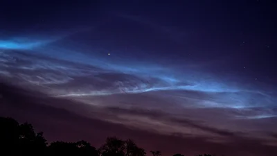 Марсоход Curiosity сфотографировал серебристые и перламутровые облака на Марсе