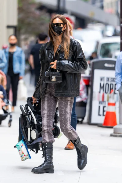 Образ дня: Ирина Шейк гуляет по улицам Нью-Йорка в рокерском наряде - фото 516476