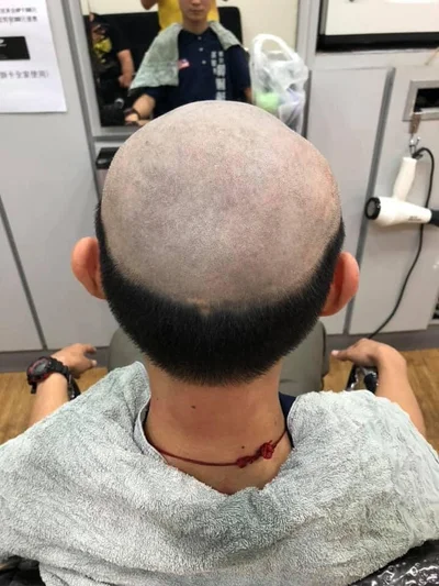 Жінка вирішила провчити сина і спеціально зіпсувала його зачіску - фото 516490