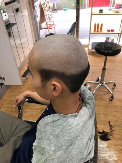 Жінка вирішила провчити сина і спеціально зіпсувала його зачіску - фото 516491