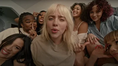 Біллі Айліш станцювала тверк у коротких шортиках у новому кліпі "Lost Cause"