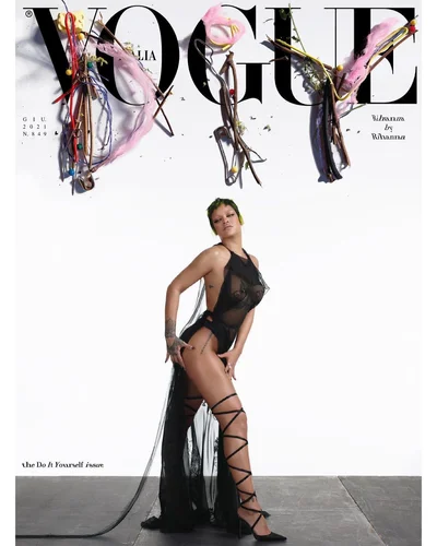 Ріанна прикрасила обкладинку Vogue у прозорій сукні, що оголила її груди - фото 516557
