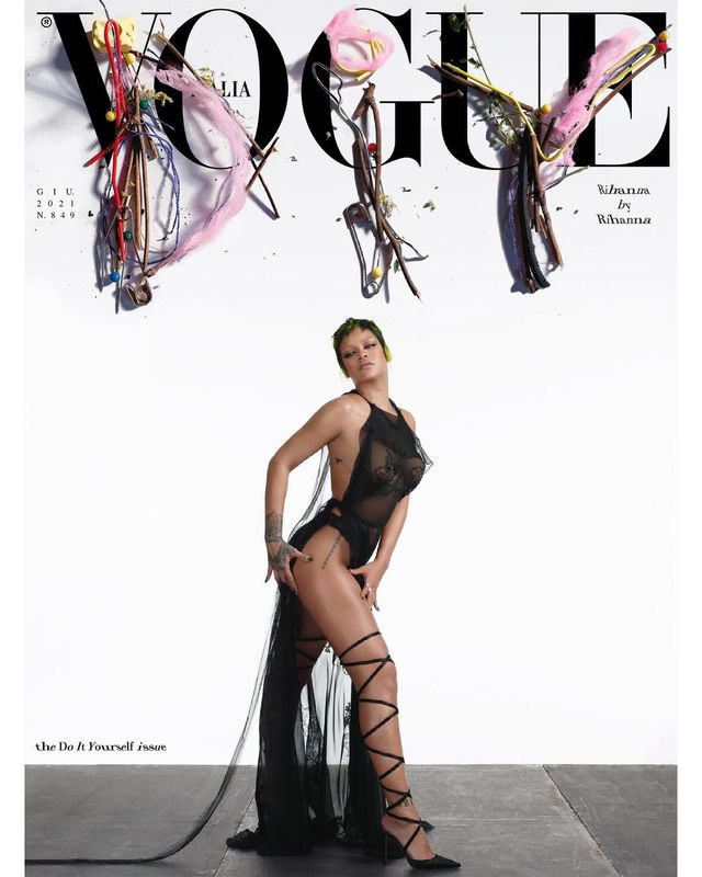 Рианна украсила обложку Vogue в прозрачном платье, что обнажило ее грудь - фото 516557