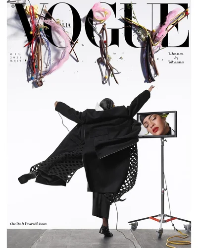 Ріанна прикрасила обкладинку Vogue у прозорій сукні, що оголила її груди - фото 516559