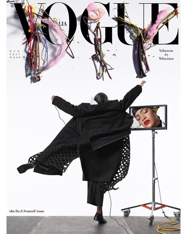 Рианна украсила обложку Vogue в прозрачном платье, что обнажило ее грудь - фото 516559