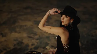 Дуа Липа в роли сексуальной ковбойки в новом клипе "Love Again"