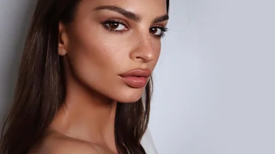 Сексі-матуся Емілі Ратажковскі засипала Instagram фото з синочком