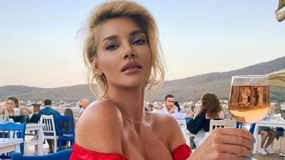 Вітамін D: сексуальна Міша Романова ловить сонце в крихітному жовтому бікіні