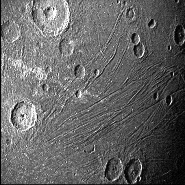 Рекордно близко: NASA получило снимки крупнейшего спутника Солнечной системы - фото 517022