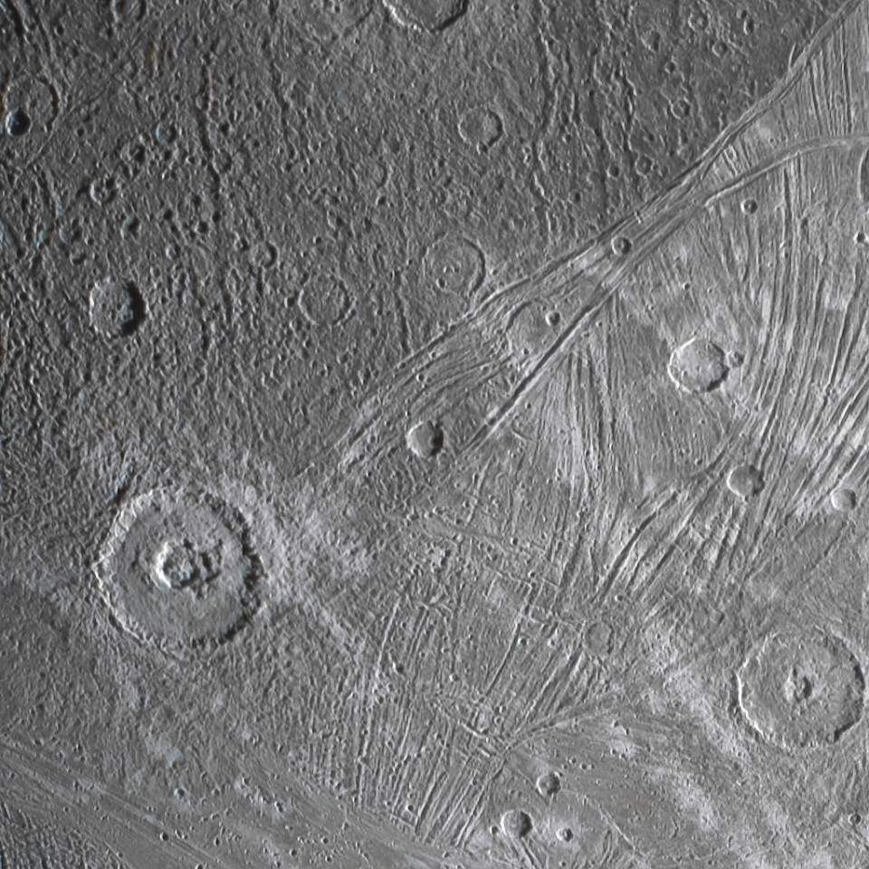 Рекордно близко: NASA получило снимки крупнейшего спутника Солнечной системы - 517023 Рекордно близко: NASA получило снимки крупнейшего спутника Солнечной системы - фото 517023
