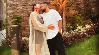 MONATIK похвастался любимой женой в минишортах