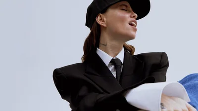 DOROFEEVA выпустила новый клип на песню "Почему", которую ты будешь слушать на повторе