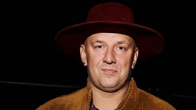 Потап показав сережки з незвичайними діамантами, які йому подарували на день народження