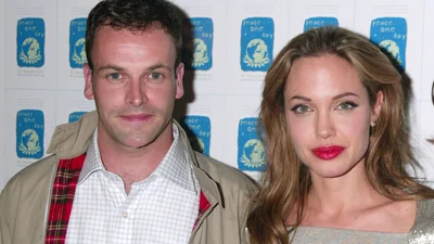 Анджеліну Джолі помітили біля квартири колишнього чоловіка з пляшкою вина