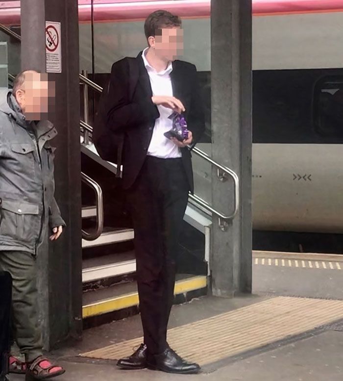 Злые гении сделали подборку фото людей, которые стоят в странных и забавных позах - 517347 Злые гении сделали подборку фото людей, которые стоят в странных и забавных позах - фото 517347